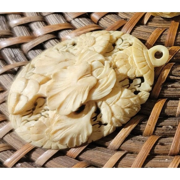 Intricately carved bone pendant, Vintage 1950s bone jewelry - Picture 1 of 10